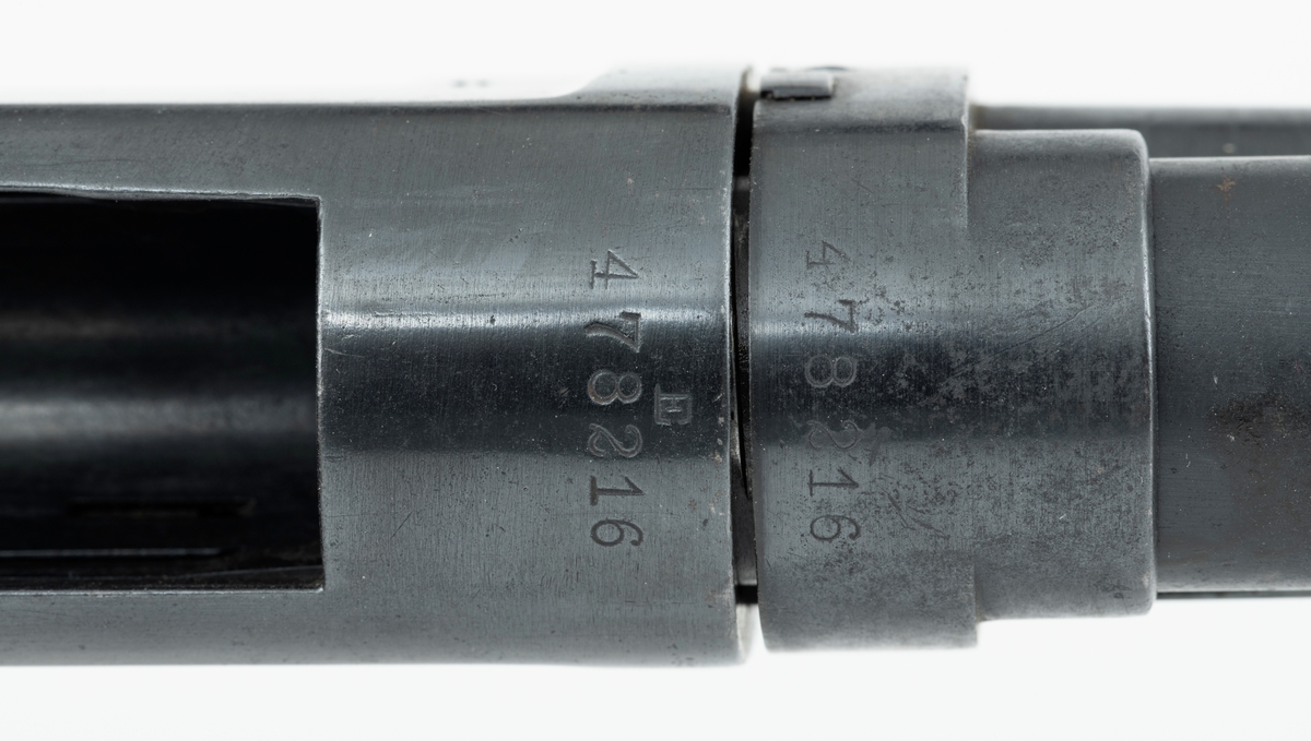 Winchester Model 1897, ei pumpehagle med rørmagasin, produsert av Winchester Repeating Arms Company i New Haven i Connecticut i USA (1866-2006). Dette våpenet er også kjent som Model 97, M97, eller Trench Gun. Model 1897 var en videreutvikling av Winchester Model 1893. Formgiveren bak disse våpnene var børsemakeren John Moses Browning (1855-1926). Magasinet sitter på undersida av løpets bakre del. Det er omgitt av et sylindrisk treskjefte. Når dette handtaket trekkes tilbake, trekkes også sluttstykkebolten bakover, slik at den tomme patronen kastes ut. Når det nevnte handtaket skyves framover igjen mates en ny patron inn i kammeret. Magasinene i Model 97 hadde vanligvis rom for 6 haglpatroner. Våpenet har full trangboring, det vil si at løpet, som bakfra har en diameter på 18,4 millimeter, men er cirka 1 millimeter trangere i den fremre enden. Dette ble gjort for å begrense spredningen haglene fikk på sin veg mot målet. Winchester Model 97 ble produsert i over én million eksemplarer i perioden 1897 til 1957. Ei innstemplet liste over patenter som ligger bak dette våpenet tyder på at den avbildete modellen er produsert etter 1906. Model 97 regnes som den første vellykte pumpehaglemodellen som kom på markedet. Den ble brukt av amerikanske soldater og politiavdelinger, samt av jegere. Her til lands har slike geværer vært omtalt som «Western-våpen». Den avbildete hagla er velbrukt, antakelig av en norsk jeger. Kolben, som ser ut til å være lagd av nøttetre, har tre innskårne bokstaver - «LBR» - som kan ha vært initialene til tidligere eier. 

Denne Winchester-hagla har vært innlånt til museet, men ble fotografert før den ble returnert til eieren.