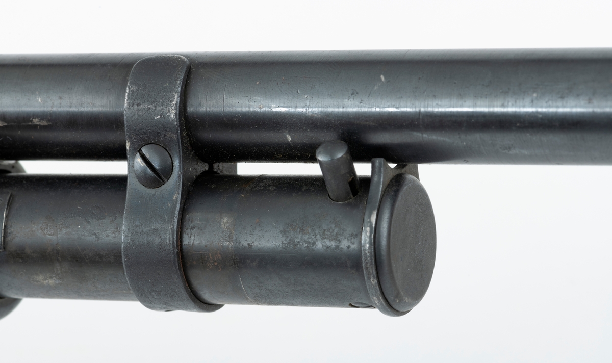 Winchester Model 1897, ei pumpehagle med rørmagasin, produsert av Winchester Repeating Arms Company i New Haven i Connecticut i USA (1866-2006). Dette våpenet er også kjent som Model 97, M97, eller Trench Gun. Model 1897 var en videreutvikling av Winchester Model 1893. Formgiveren bak disse våpnene var børsemakeren John Moses Browning (1855-1926). Magasinet sitter på undersida av løpets bakre del. Det er omgitt av et sylindrisk treskjefte. Når dette handtaket trekkes tilbake, trekkes også sluttstykkebolten bakover, slik at den tomme patronen kastes ut. Når det nevnte handtaket skyves framover igjen mates en ny patron inn i kammeret. Magasinene i Model 97 hadde vanligvis rom for 6 haglpatroner. Våpenet har full trangboring, det vil si at løpet, som bakfra har en diameter på 18,4 millimeter, men er cirka 1 millimeter trangere i den fremre enden. Dette ble gjort for å begrense spredningen haglene fikk på sin veg mot målet. Winchester Model 97 ble produsert i over én million eksemplarer i perioden 1897 til 1957. Ei innstemplet liste over patenter som ligger bak dette våpenet tyder på at den avbildete modellen er produsert etter 1906. Model 97 regnes som den første vellykte pumpehaglemodellen som kom på markedet. Den ble brukt av amerikanske soldater og politiavdelinger, samt av jegere. Her til lands har slike geværer vært omtalt som «Western-våpen». Den avbildete hagla er velbrukt, antakelig av en norsk jeger. Kolben, som ser ut til å være lagd av nøttetre, har tre innskårne bokstaver - «LBR» - som kan ha vært initialene til tidligere eier. 

Denne Winchester-hagla har vært innlånt til museet, men ble fotografert før den ble returnert til eieren.