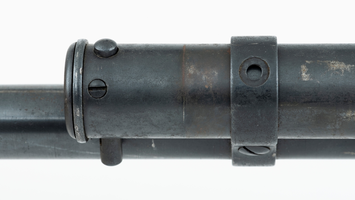 Winchester Model 1897, ei pumpehagle med rørmagasin, produsert av Winchester Repeating Arms Company i New Haven i Connecticut i USA (1866-2006). Dette våpenet er også kjent som Model 97, M97, eller Trench Gun. Model 1897 var en videreutvikling av Winchester Model 1893. Formgiveren bak disse våpnene var børsemakeren John Moses Browning (1855-1926). Magasinet sitter på undersida av løpets bakre del. Det er omgitt av et sylindrisk treskjefte. Når dette handtaket trekkes tilbake, trekkes også sluttstykkebolten bakover, slik at den tomme patronen kastes ut. Når det nevnte handtaket skyves framover igjen mates en ny patron inn i kammeret. Magasinene i Model 97 hadde vanligvis rom for 6 haglpatroner. Våpenet har full trangboring, det vil si at løpet, som bakfra har en diameter på 18,4 millimeter, men er cirka 1 millimeter trangere i den fremre enden. Dette ble gjort for å begrense spredningen haglene fikk på sin veg mot målet. Winchester Model 97 ble produsert i over én million eksemplarer i perioden 1897 til 1957. Ei innstemplet liste over patenter som ligger bak dette våpenet tyder på at den avbildete modellen er produsert etter 1906. Model 97 regnes som den første vellykte pumpehaglemodellen som kom på markedet. Den ble brukt av amerikanske soldater og politiavdelinger, samt av jegere. Her til lands har slike geværer vært omtalt som «Western-våpen». Den avbildete hagla er velbrukt, antakelig av en norsk jeger. Kolben, som ser ut til å være lagd av nøttetre, har tre innskårne bokstaver - «LBR» - som kan ha vært initialene til tidligere eier. 

Denne Winchester-hagla har vært innlånt til museet, men ble fotografert før den ble returnert til eieren.