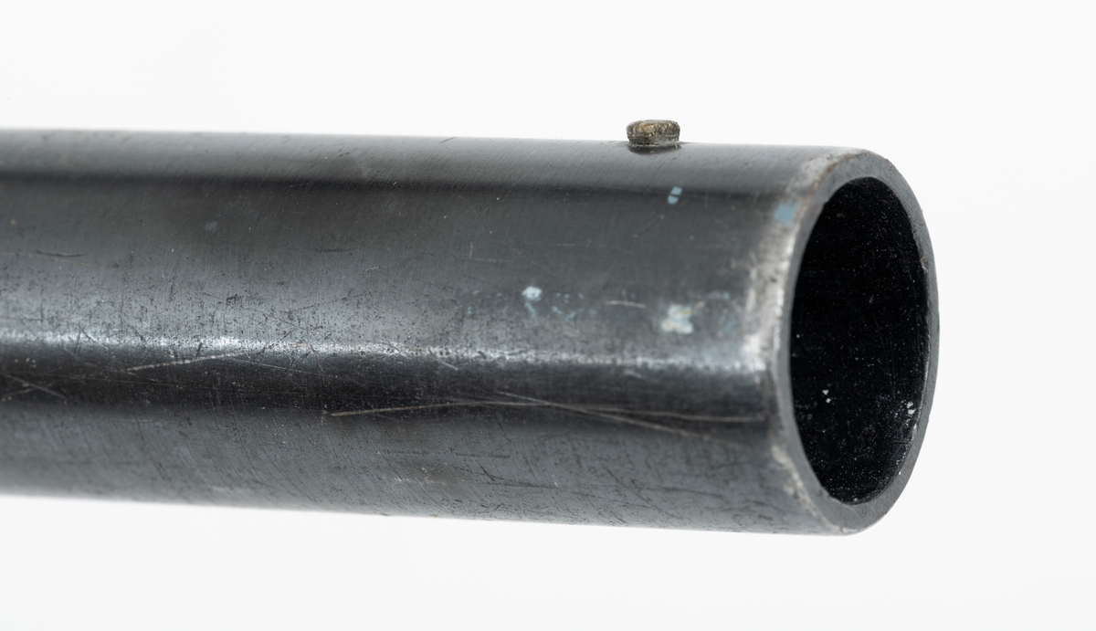 Winchester Model 1897, ei pumpehagle med rørmagasin, produsert av Winchester Repeating Arms Company i New Haven i Connecticut i USA (1866-2006). Dette våpenet er også kjent som Model 97, M97, eller Trench Gun. Model 1897 var en videreutvikling av Winchester Model 1893. Formgiveren bak disse våpnene var børsemakeren John Moses Browning (1855-1926). Magasinet sitter på undersida av løpets bakre del. Det er omgitt av et sylindrisk treskjefte. Når dette handtaket trekkes tilbake, trekkes også sluttstykkebolten bakover, slik at den tomme patronen kastes ut. Når det nevnte handtaket skyves framover igjen mates en ny patron inn i kammeret. Magasinene i Model 97 hadde vanligvis rom for 6 haglpatroner. Våpenet har full trangboring, det vil si at løpet, som bakfra har en diameter på 18,4 millimeter, men er cirka 1 millimeter trangere i den fremre enden. Dette ble gjort for å begrense spredningen haglene fikk på sin veg mot målet. Winchester Model 97 ble produsert i over én million eksemplarer i perioden 1897 til 1957. Ei innstemplet liste over patenter som ligger bak dette våpenet tyder på at den avbildete modellen er produsert etter 1906. Model 97 regnes som den første vellykte pumpehaglemodellen som kom på markedet. Den ble brukt av amerikanske soldater og politiavdelinger, samt av jegere. Her til lands har slike geværer vært omtalt som «Western-våpen». Den avbildete hagla er velbrukt, antakelig av en norsk jeger. Kolben, som ser ut til å være lagd av nøttetre, har tre innskårne bokstaver - «LBR» - som kan ha vært initialene til tidligere eier. 

Denne Winchester-hagla har vært innlånt til museet, men ble fotografert før den ble returnert til eieren.