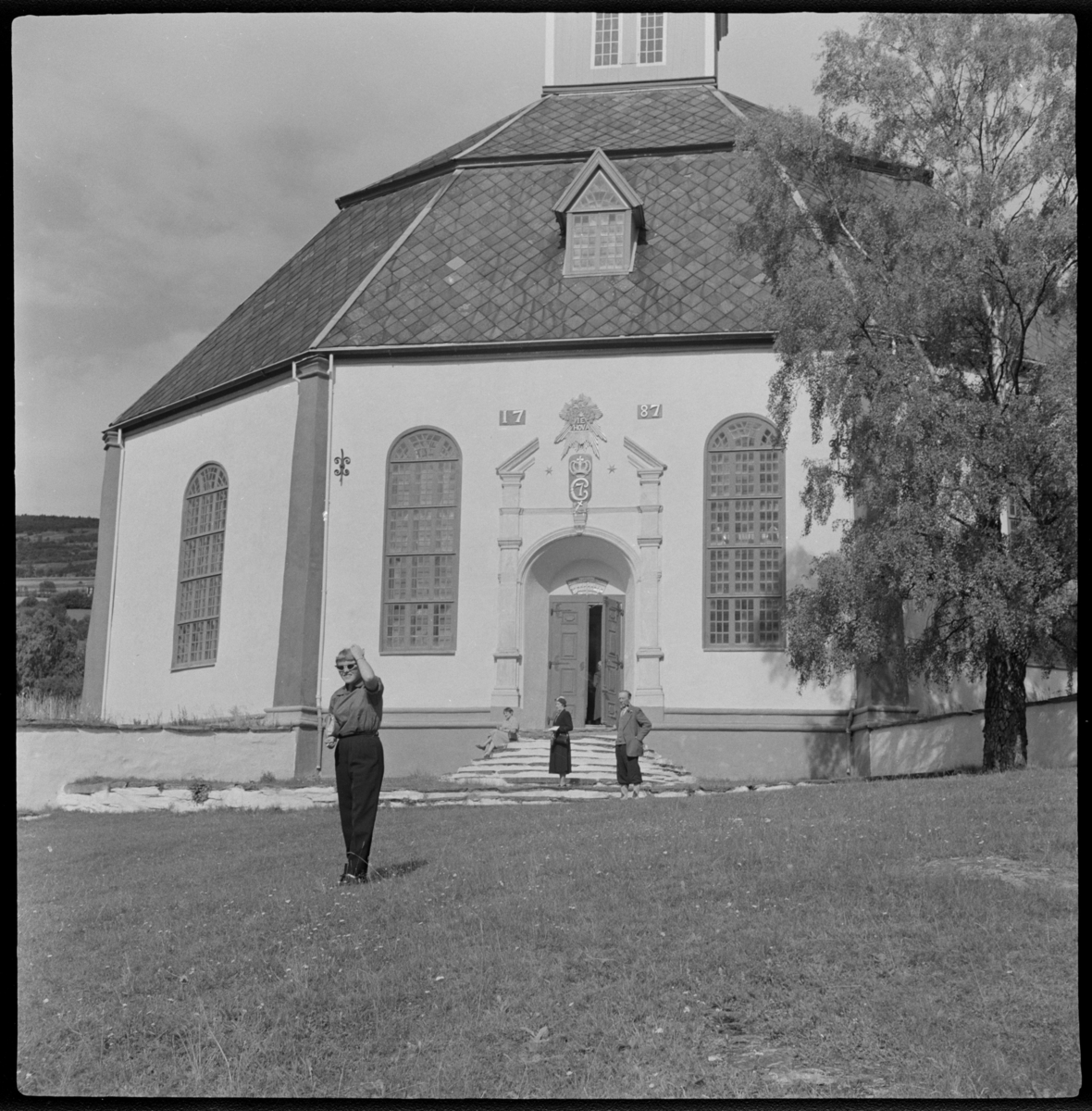 Besøkende utenfor Sør-Fron kirke.