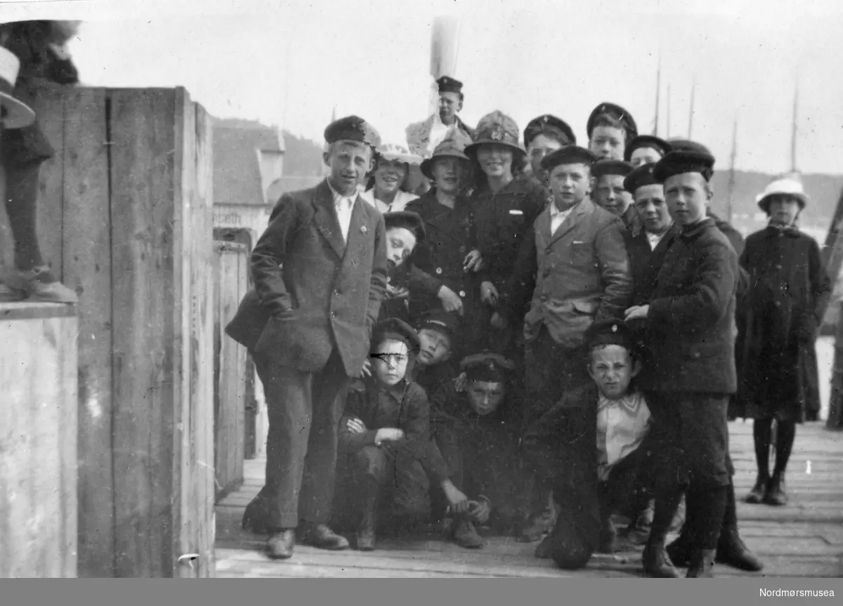 Gruppefoto Kristiansund guttemusikkorps. Tekst protokoll: "Fra Moldeturen 20-21 april 1919." Fotografier fra protokollen til Kristiansunds Guttemusikkorps i perioden 1917-1927. Protokollførere var brødrene Hans og Herlof Harstad. Protokollen er i museets privatarkiv under nr. 684. Giver av protokollen er Knut Harstad. Fra Nordmørsmusea sin fotosamling.