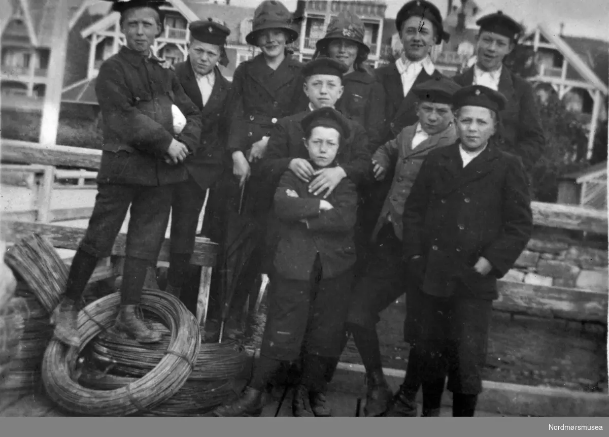 Gruppefoto Kristiansund guttemusikkorps. Tekst protokoll: "Fra Moldeturen 20-21 april 1919." Fotografier fra protokollen til Kristiansunds Guttemusikkorps i perioden 1917-1927. Protokollførere var brødrene Hans og Herlof Harstad. Protokollen er i museets privatarkiv under nr. 684. Giver av protokollen er Knut Harstad. Fra Nordmørsmusea sin fotosamling.