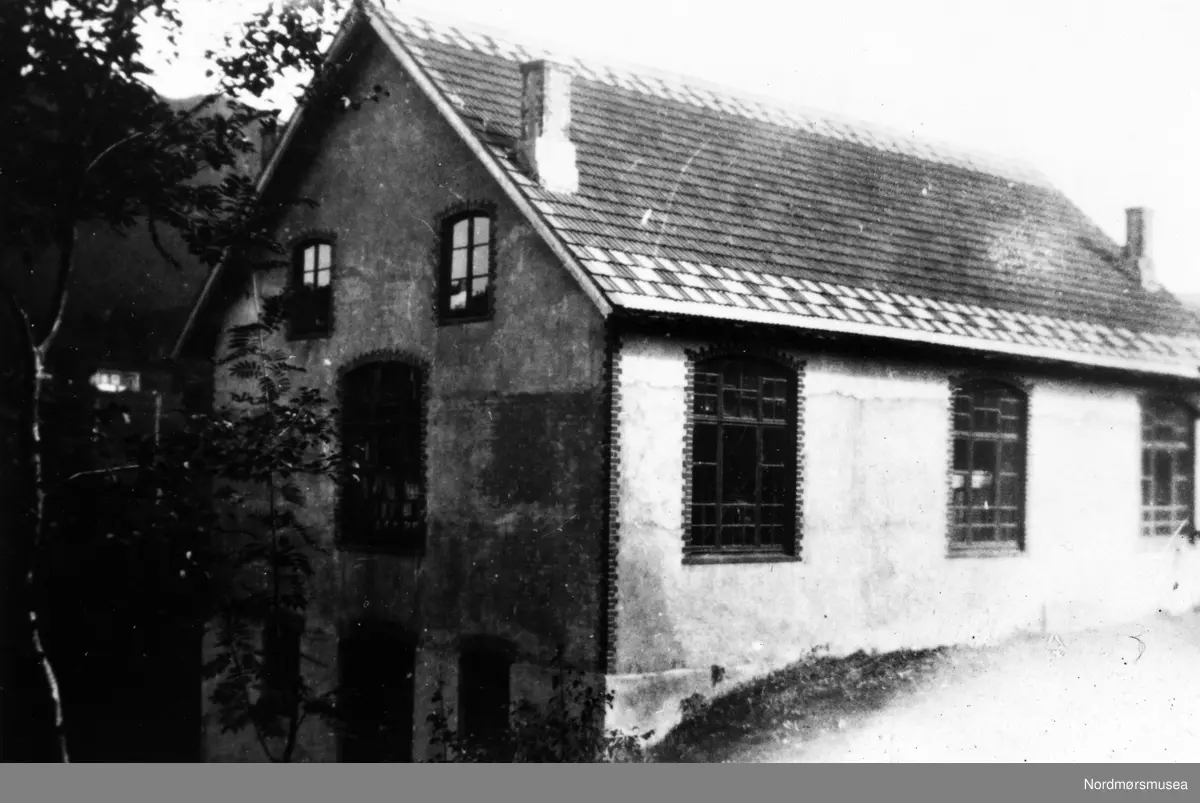 Ungdomshuset i Ørskog, Ålesund kommune. Datering er 1919. Fotografier fra protokollen til Kristiansunds Guttemusikkorps i perioden 1917-1927. Protokollførere var brødrene Hans og Herlof Harstad. Protokollen er i museets privatarkiv under nr. 684. Giver av protokollen er Knut Harstad. Fra Nordmørsmusea sin fotosamling.