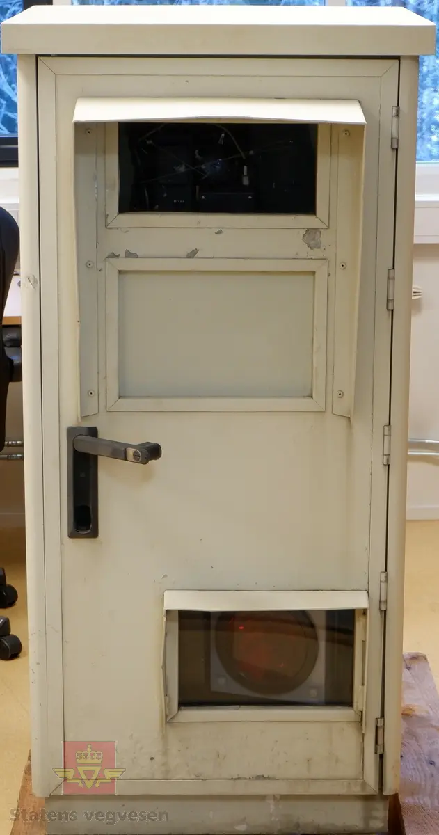 Fotoboks bygget i metall med dør. Døren har håndtak med lås, og 2 vinduer av solid glass, et for kamera og et for blitzlys. Inne i boksen er det følgende utstyr: en styringsenhet, en batterilader, 2 stykk 12volts batterier (fjernet), en blitz, et kamera, en radarmåler og en datamaskin, samt en fjernkontroll. Brukerveiledning ligger også inne i boksen.