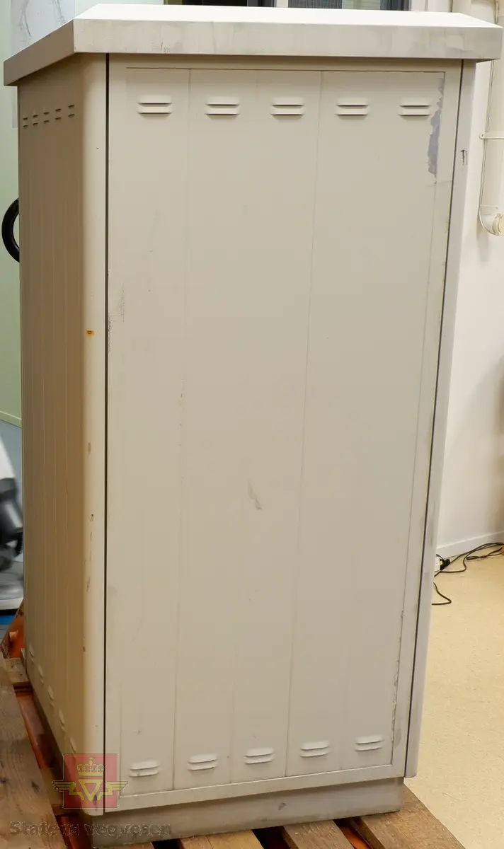 Fotoboks bygget i metall med dør. Døren har håndtak med lås, og 2 vinduer av solid glass, et for kamera og et for blitzlys. Inne i boksen er det følgende utstyr: en styringsenhet, en batterilader, 2 stykk 12volts batterier (fjernet), en blitz, et kamera, en radarmåler og en datamaskin, samt en fjernkontroll. Brukerveiledning ligger også inne i boksen.