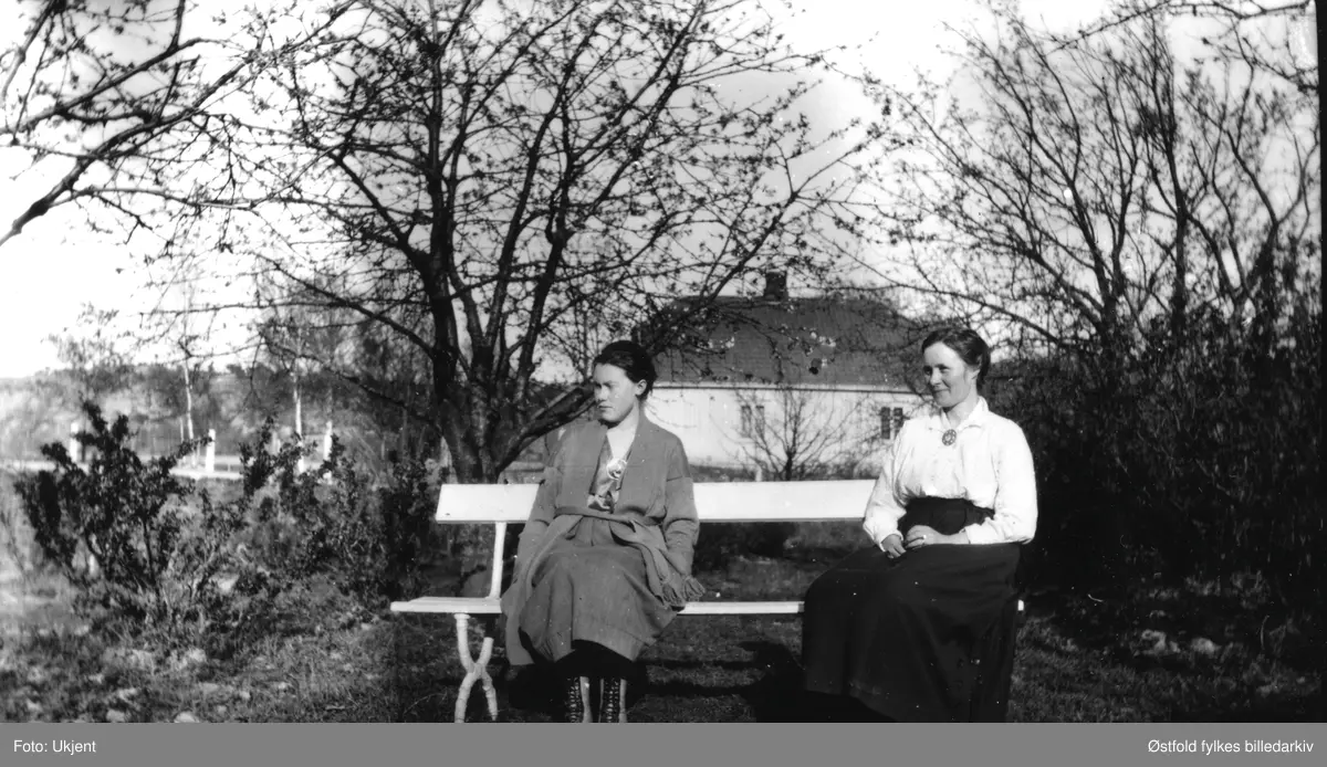 Kan være fru Jens Jespersen og deres datter, ca. 1917.