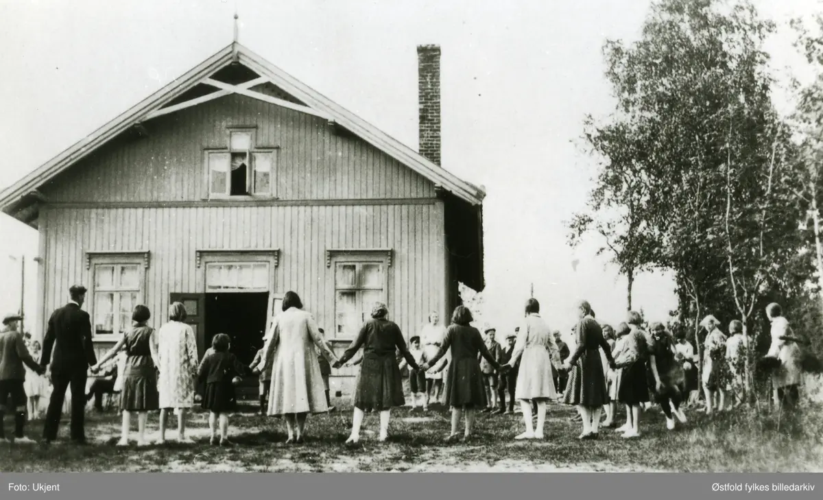 Varteig avholdslag utenfor Breidablikk i Varteig 1935. Lek.
