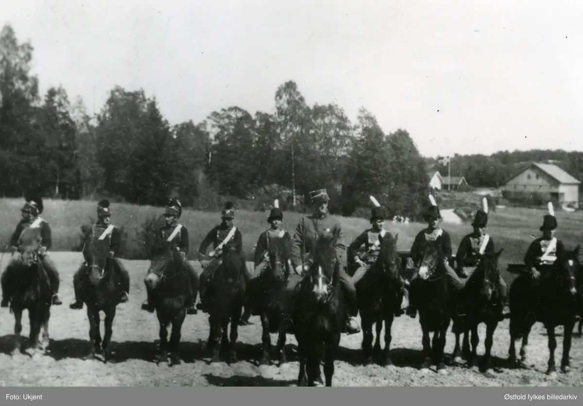 Fra avdukingen av minnebautaen over Oluf Davidsen Ulvetangen ved Klemsdal  i Varteig 1930. "Gamle" kavalerister fra Varteig: Se navneregister, bilde 2.