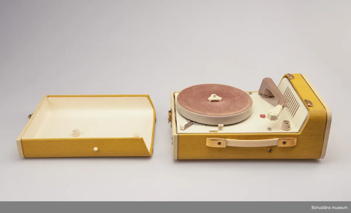 Rektangulär, bärbar och batteridriven grammofon med verk och högtalare. För LP- och EP-skivor men även "stenkakor". Hastigheten är reglerbar. Försedd med löstagbart lock, även ljudarm och skivtallrik samt på långsidan ett bärhandtag. 
Till grammofonen hör fyra 1,5 volt Tudor-batterier, dock ej de ursprungliga.

Bror Jakobsson (1918-1996) var anställd på Uddevallavarvet. Han var en välkänd person i Uddevalla som outtröttligt arbetade ideellt med lottförsäljning för olika föreningar och organisationer ända fram till året innan han dog.