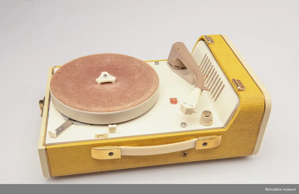 Rektangulär, bärbar och batteridriven grammofon med verk och högtalare. För LP- och EP-skivor men även "stenkakor". Hastigheten är reglerbar. Försedd med löstagbart lock, även ljudarm och skivtallrik samt på långsidan ett bärhandtag. 
Till grammofonen hör fyra 1,5 volt Tudor-batterier, dock ej de ursprungliga.

Bror Jakobsson (1918-1996) var anställd på Uddevallavarvet. Han var en välkänd person i Uddevalla som outtröttligt arbetade ideellt med lottförsäljning för olika föreningar och organisationer ända fram till året innan han dog.