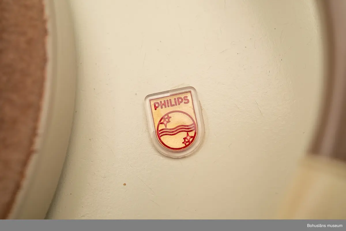 Rektangulär, bärbar och batteridriven grammofon med verk och högtalare. För LP- och EP-skivor men även "stenkakor". Hastigheten är reglerbar. Försedd med löstagbart lock, även ljudarm och skivtallrik samt på långsidan ett bärhandtag. 
Till grammofonen hör fyra 1,5 volt Tudor-batterier, dock ej de ursprungliga.

Bror Jakobsson (1918-1996) var anställd på Uddevallavarvet. Han var en välkänd person i Uddevalla som outtröttligt arbetade ideellt med lottförsäljning för olika föreningar och organisationer ända fram till året innan han dog.