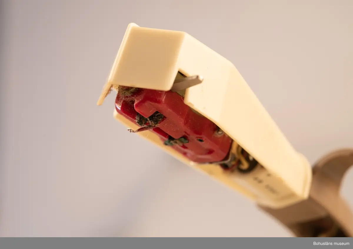 Rektangulär, bärbar och batteridriven grammofon med verk och högtalare. För LP- och EP-skivor men även "stenkakor". Hastigheten är reglerbar. Försedd med löstagbart lock, även ljudarm och skivtallrik samt på långsidan ett bärhandtag. 
Till grammofonen hör fyra 1,5 volt Tudor-batterier, dock ej de ursprungliga.

Bror Jakobsson (1918-1996) var anställd på Uddevallavarvet. Han var en välkänd person i Uddevalla som outtröttligt arbetade ideellt med lottförsäljning för olika föreningar och organisationer ända fram till året innan han dog.