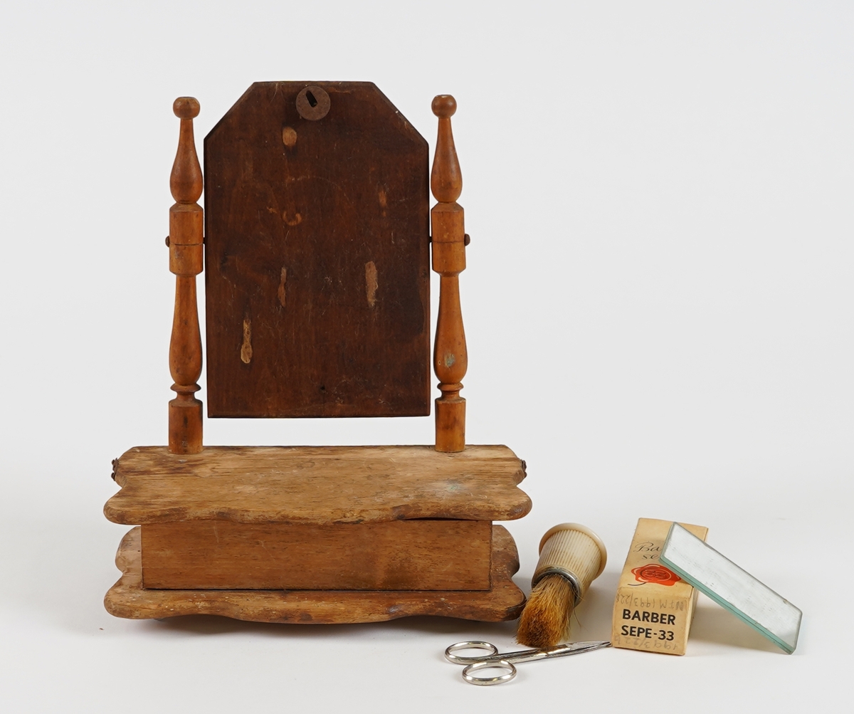 Skrin som inneheld barbersaker forma som eit "sminkebord".