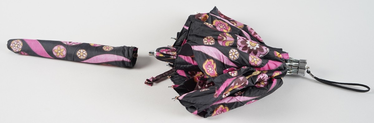 Blomsta paraply med spilar og handtak blankt stål. Trekk i same stoff med trykk-knapp.