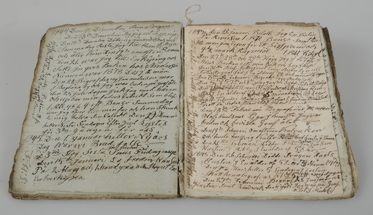 Dagbok i form av lösblad som satts ihop med tråd. Papper i blåaktig respektive gulaktig ton. Handskrivet med bläck.