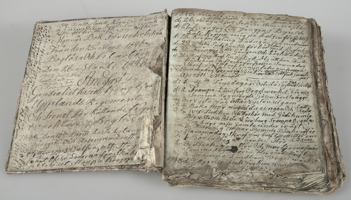 Dagbok i form av lösblad som satts ihop med tråd. Papper i blåaktig respektive gulaktig ton. Handskrivet med bläck. Pärm med brunspräckligt mönster. Inget bakstycke.