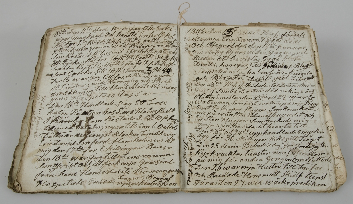 Dagbok i form av lösblad som satts ihop med tråd. Papper i blåaktig respektive gulaktig ton. Handskrivet med bläck.