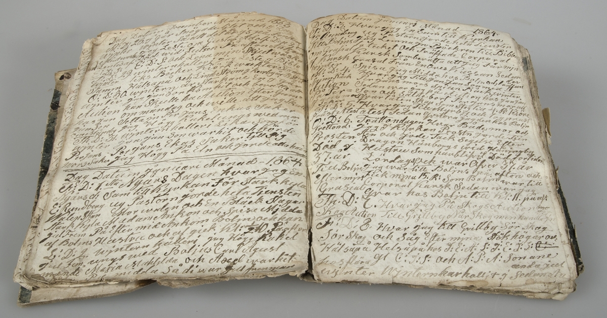 Dagbok i form av lösblad som satts ihop med tråd. Papper i blåaktig respektive gulaktig ton. Handskrivet med bläck. Pärm med blågrönt spräckligt mönster.