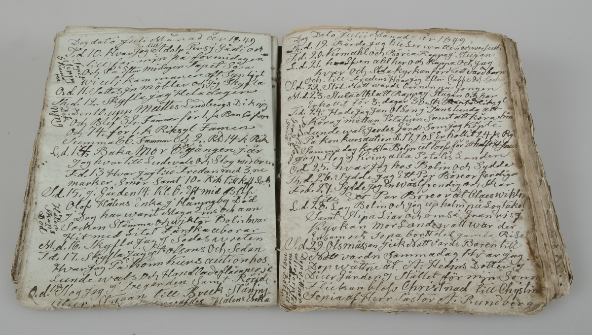 Dagbok i form av lösblad som satts ihop med tråd. Papper i blåaktig respektive gulaktig ton. Handskrivet med bläck. Pärm med brunspräckligt mönster. Inget bakstycke.