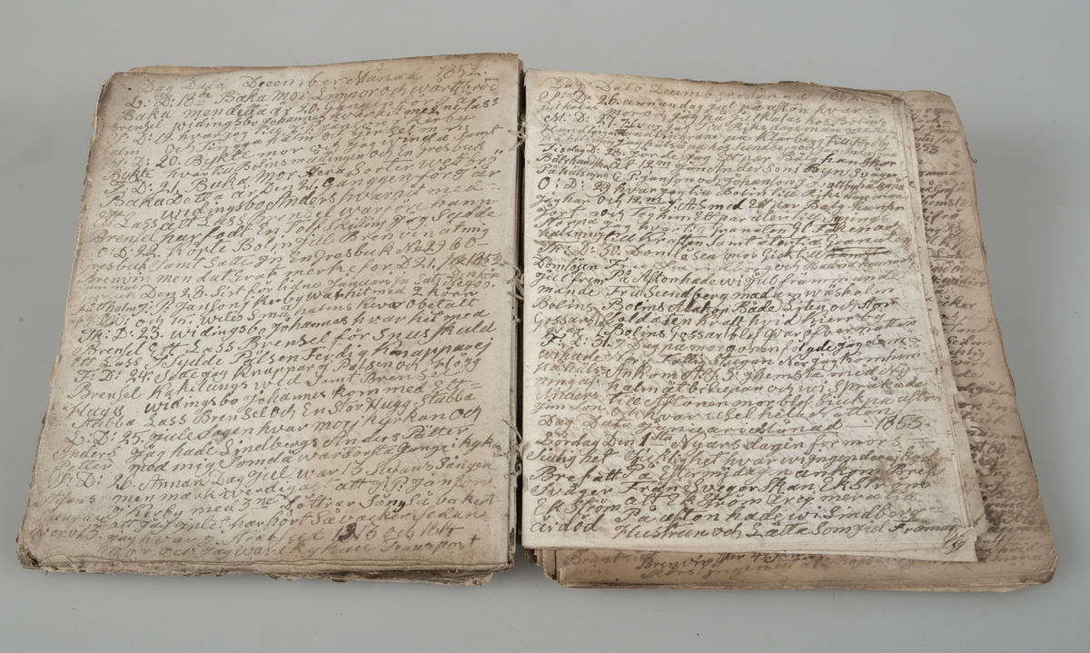 Dagbok i form av lösblad som satts ihop med tråd. Papper i blåaktig respektive gulaktig ton. Handskrivet med bläck. Pärm med brunspräckligt mönster. Inget bakstycke.