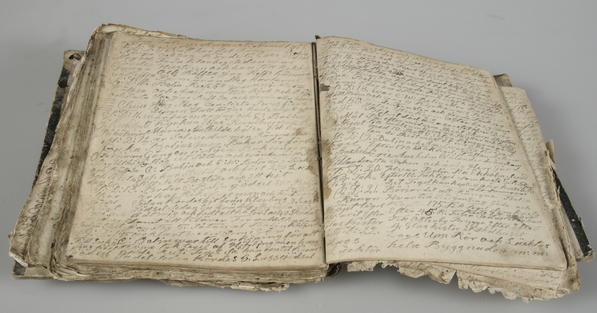 Dagbok i form av lösblad som satts ihop med tråd. Papper i blåaktig respektive gulaktig ton. Handskrivet med bläck. Pärm med blågrönt spräckligt mönster.