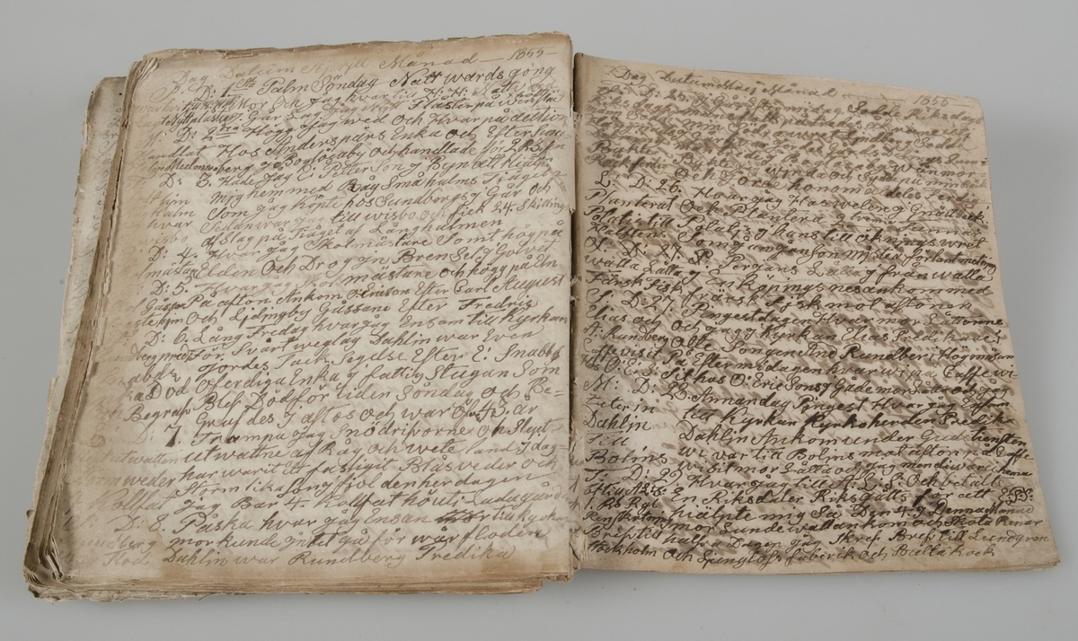 Dagbok i form av lösblad som satts ihop med tråd. Papper i blåaktig respektive gulaktig ton. Handskrivet med bläck. Pärm med brunspräckligt mönster. Inget bakstycke.