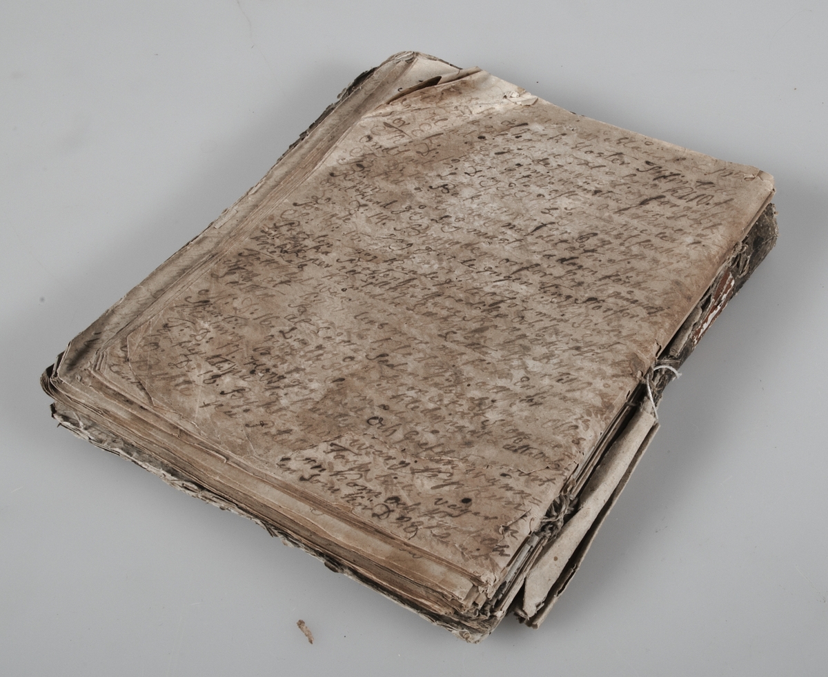 Dagbok i form av lösblad som satts ihop med tråd. Papper i blåaktig respektive gulaktig ton. Handskrivet med bläck. Pärm med brunspräckligt mönster. Inget bakstycke.