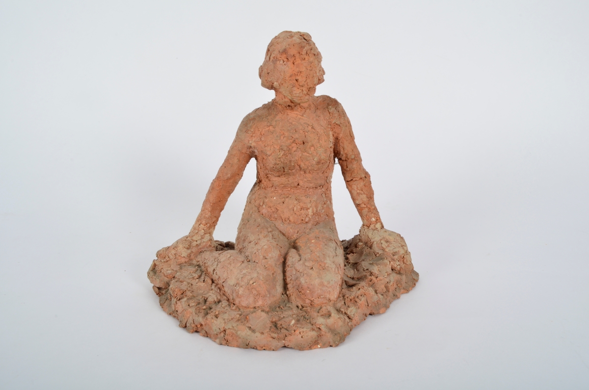 Terrakottafigur som visar ei stjande kvinne.