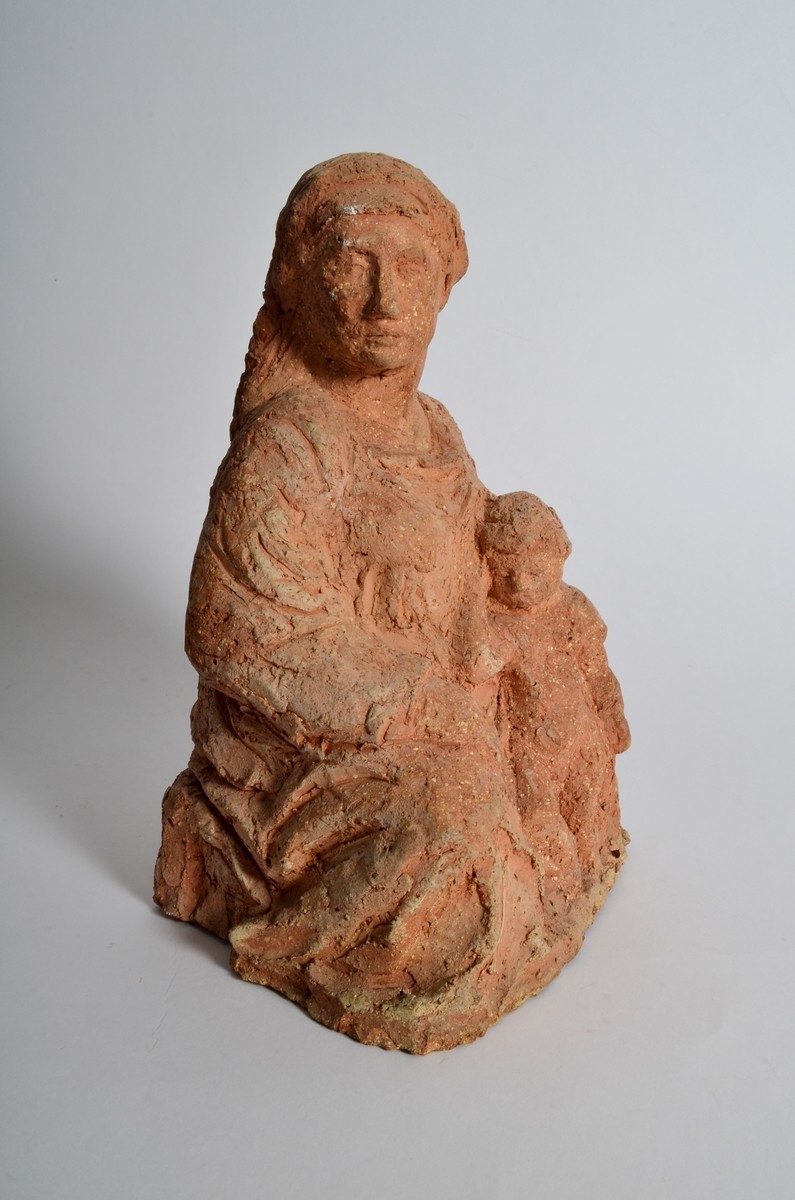 Terrakottafigur som visar ei stjande kvinne med eit born. Motiv frå teikning av Michelangelo eller Rafael.