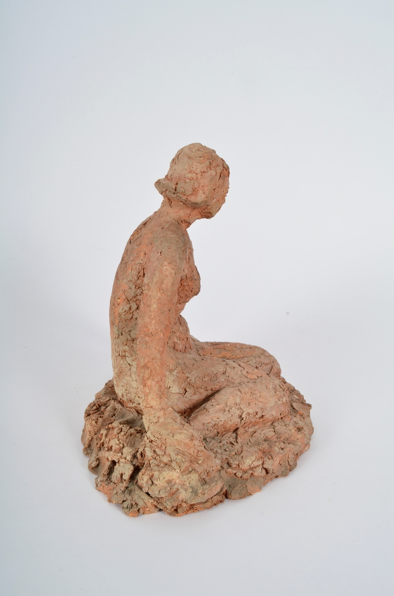 Terrakottafigur som visar ei stjande kvinne.