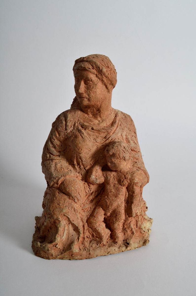 Terrakottafigur som visar ei stjande kvinne med eit born. Motiv frå teikning av Michelangelo eller Rafael.