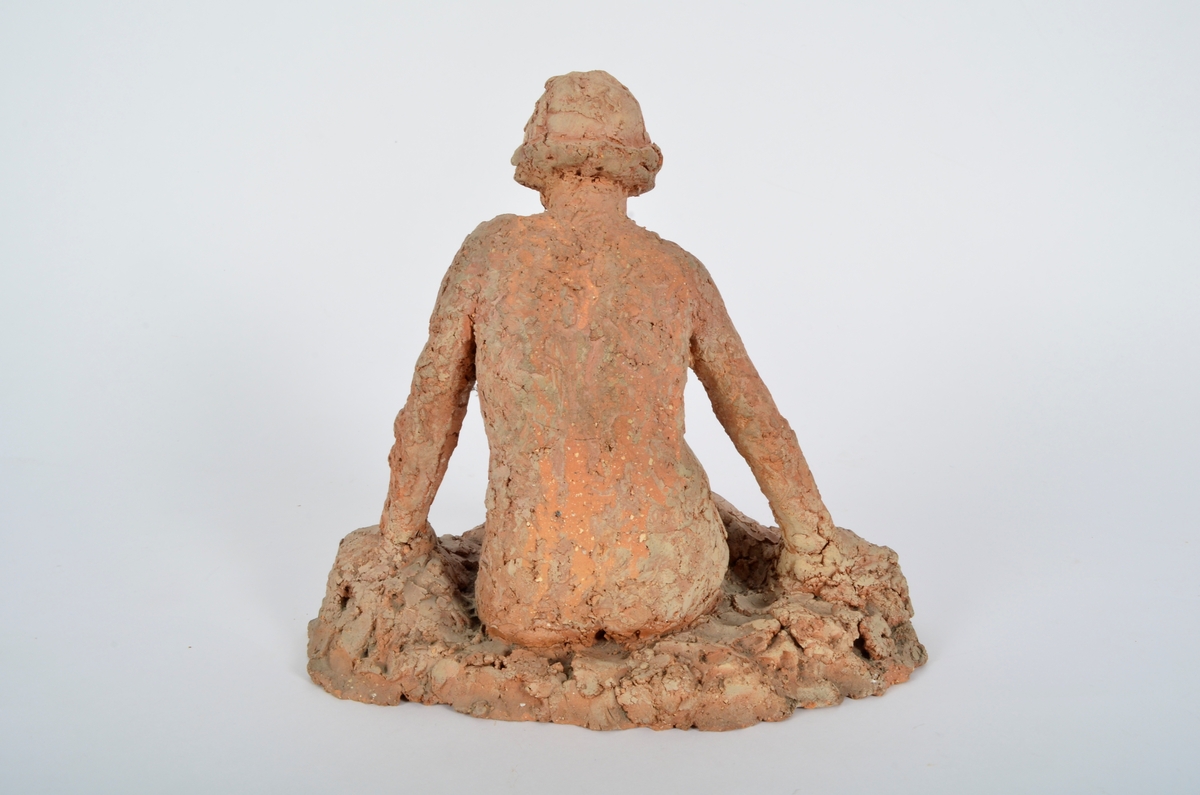 Terrakottafigur som visar ei stjande kvinne.