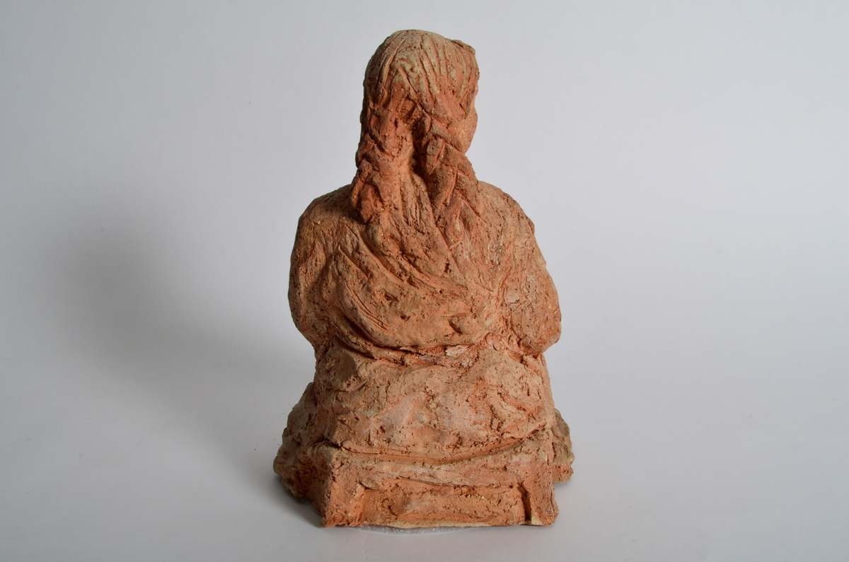 Terrakottafigur som visar ei stjande kvinne med eit born. Motiv frå teikning av Michelangelo eller Rafael.