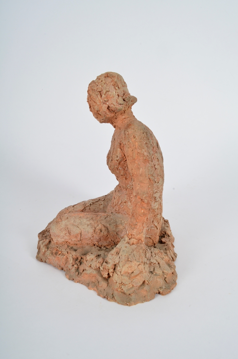 Terrakottafigur som visar ei stjande kvinne.