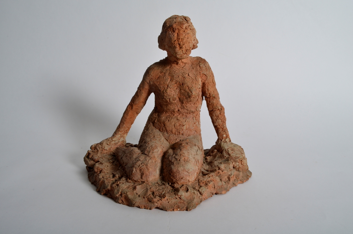Terrakottafigur som visar ei stjande kvinne.
