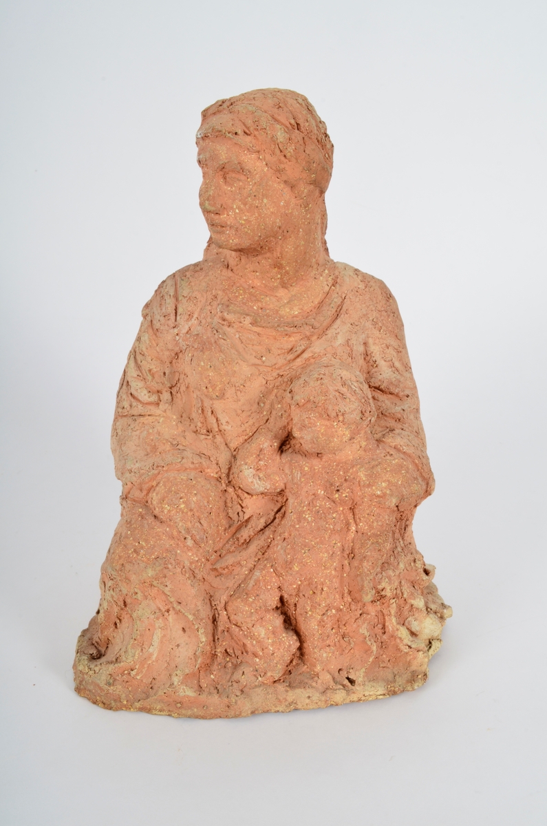 Terrakottafigur som visar ei stjande kvinne med eit born. Motiv frå teikning av Michelangelo eller Rafael.
