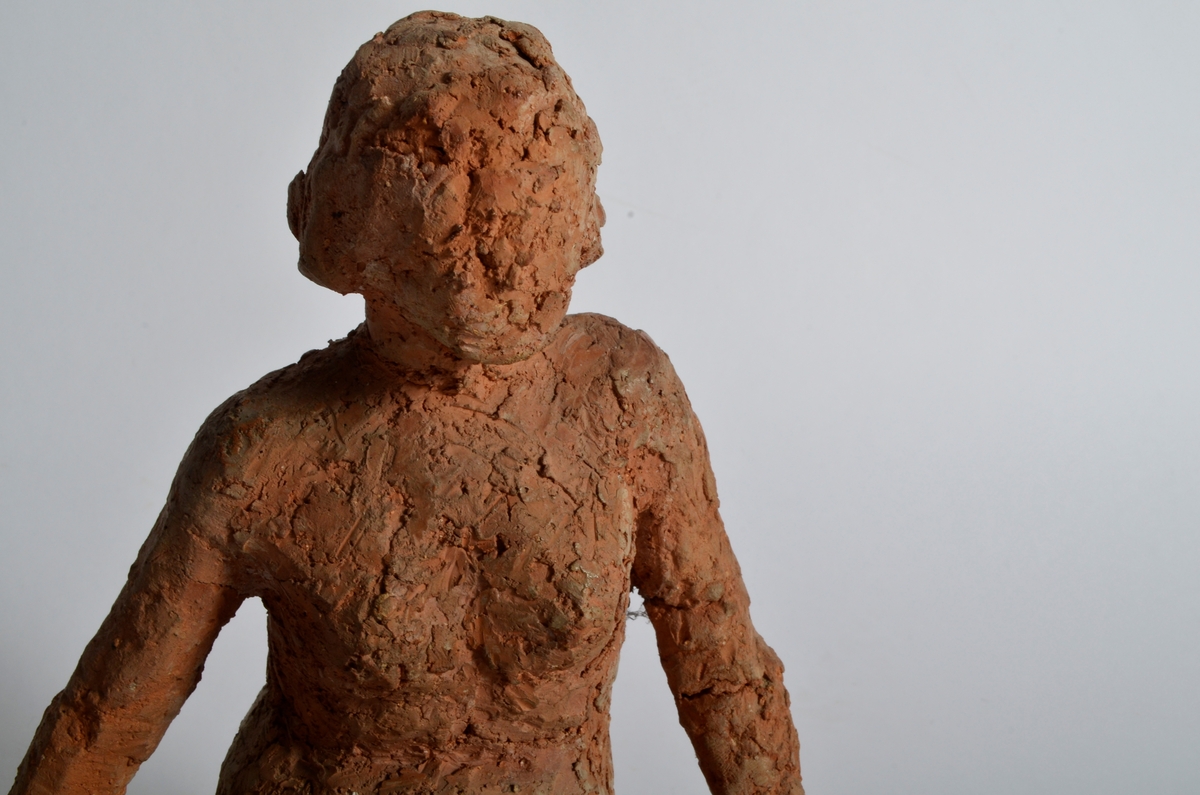 Terrakottafigur som visar ei stjande kvinne.