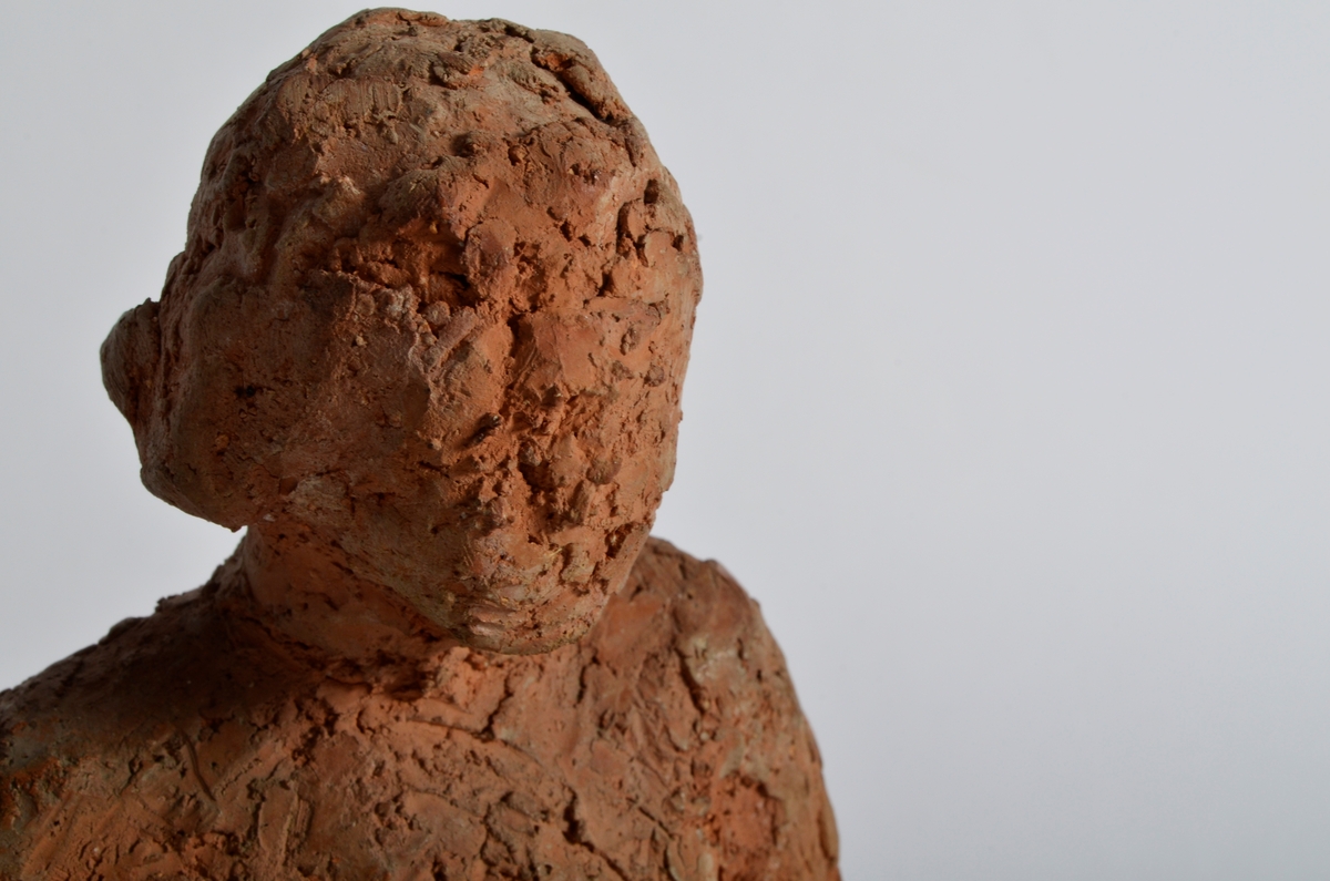 Terrakottafigur som visar ei stjande kvinne.