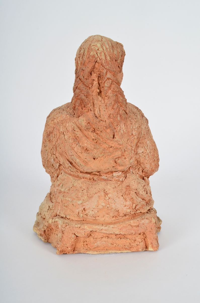 Terrakottafigur som visar ei stjande kvinne med eit born. Motiv frå teikning av Michelangelo eller Rafael.