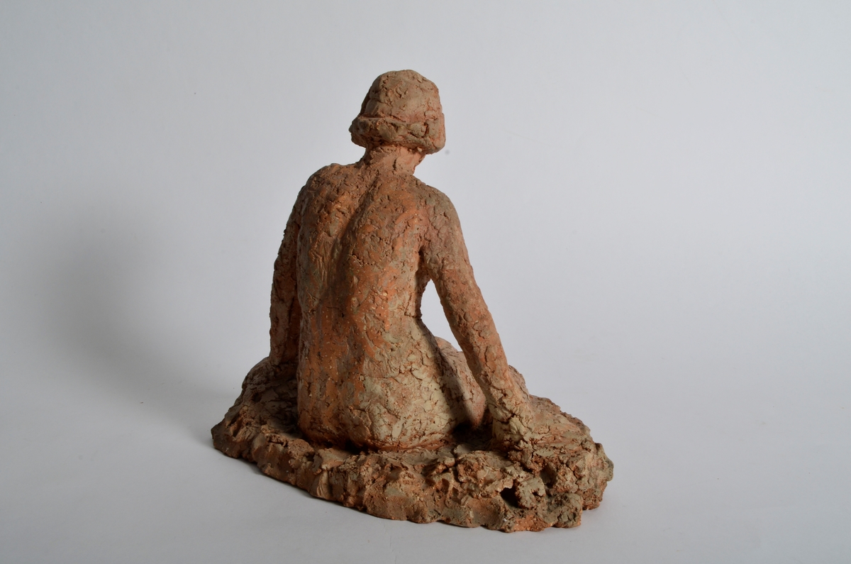 Terrakottafigur som visar ei stjande kvinne.