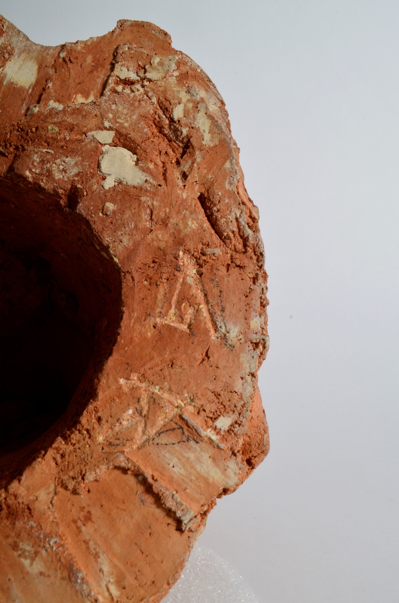 Terrakottafigur som visar ei stjande kvinne som les for eit born. Motiv frå teikning Michelangelo eller Rafael.