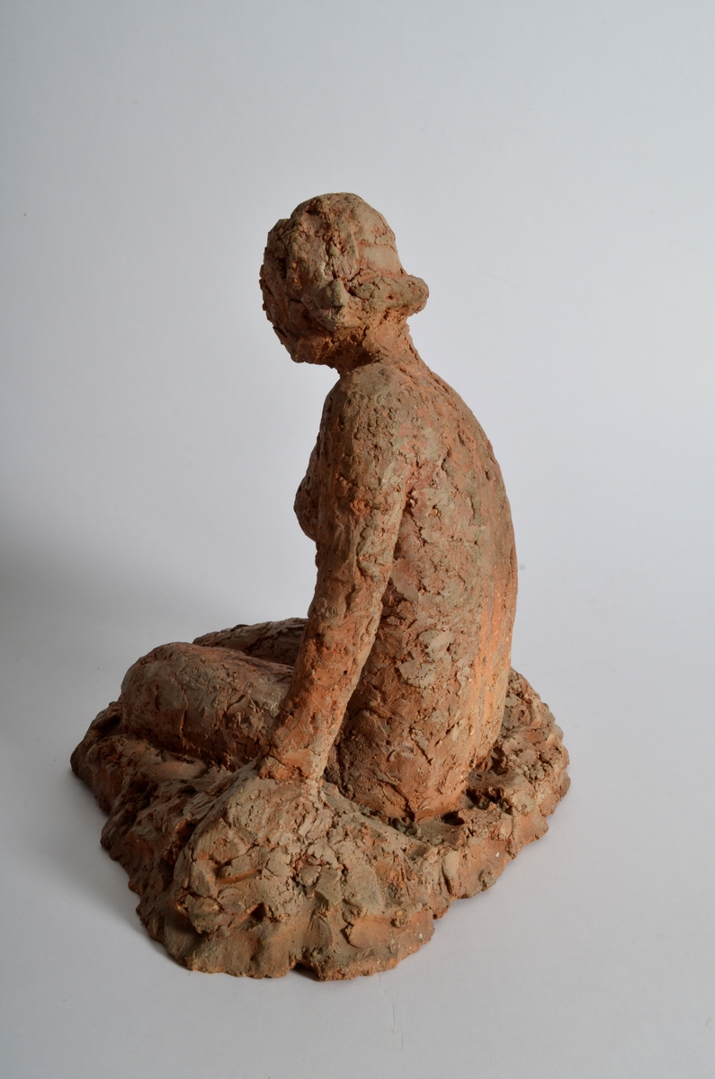 Terrakottafigur som visar ei stjande kvinne.