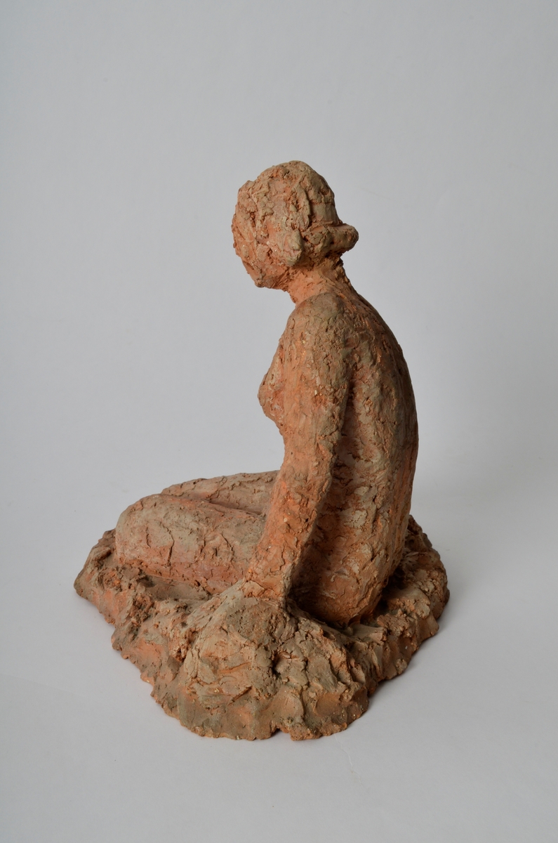 Terrakottafigur som visar ei stjande kvinne.