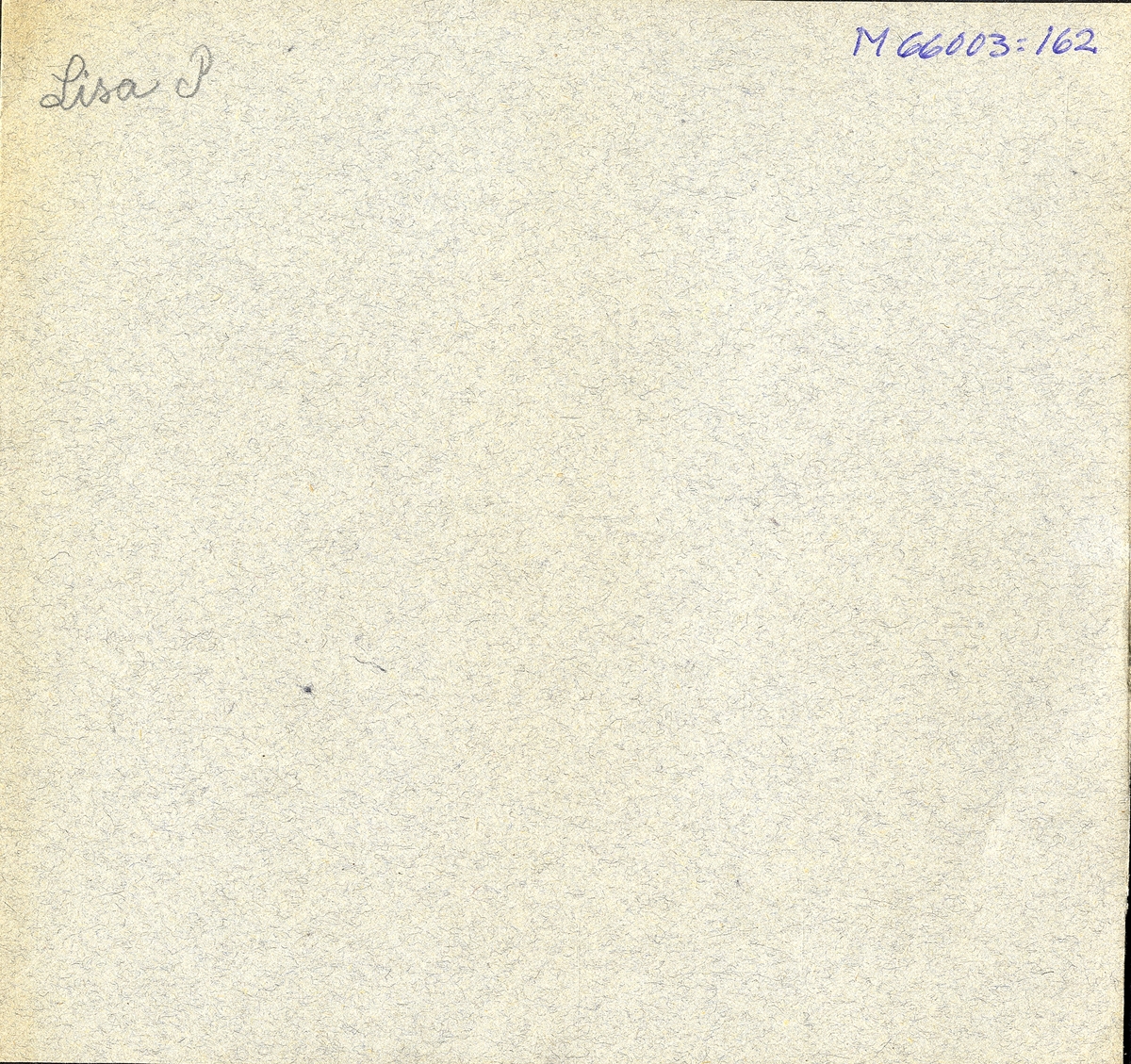 En äggkopp med ägg, i vit och blå vaxkrita.