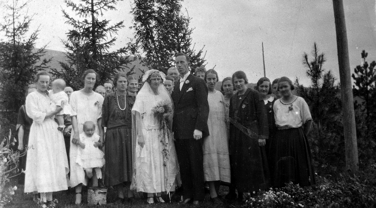 Bryllupet til Ingeborg Fossmo og Hjalmar Helgesen på gården Fleskmo i Målselv