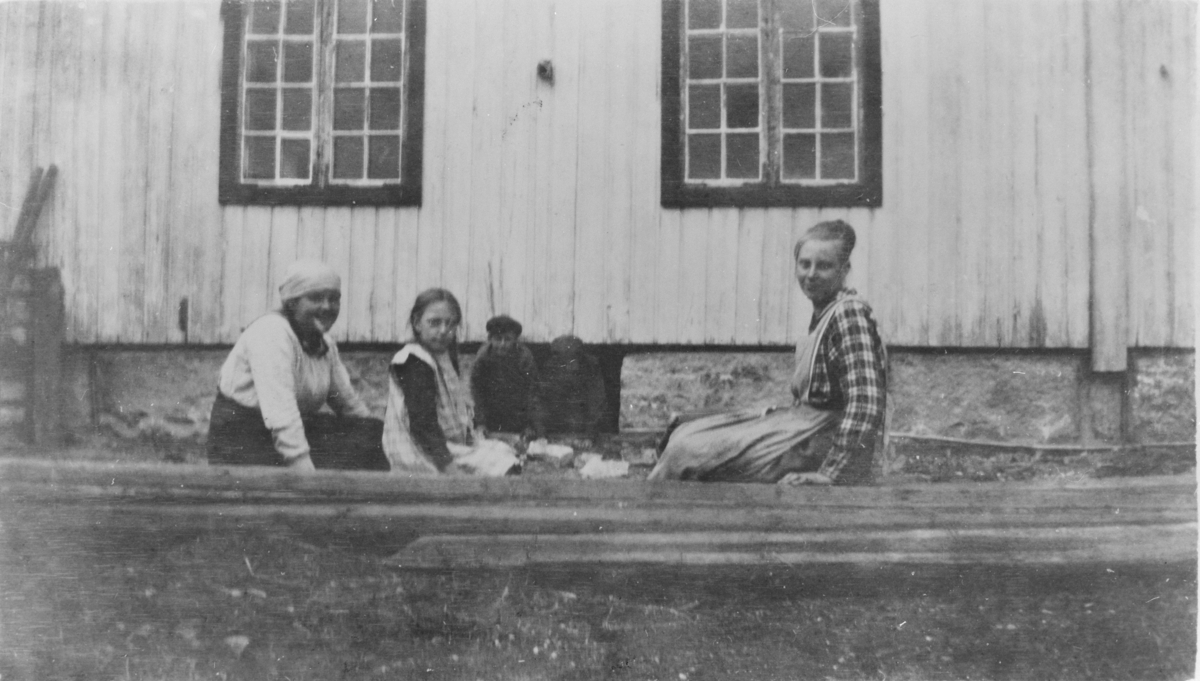 Barn og ungdom foran bygningen på Søre Kopseng, 1917. Huset ble restaurert året etter.