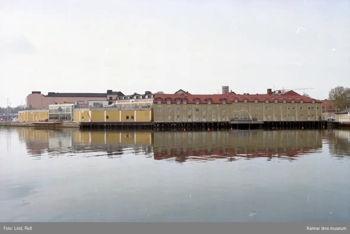 Hotell Packhuset till höger och Baronen köpcenter till höger sett från Ölandshamnen.