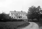 Motiv utan besked ur linköpingsfotografen Didrik von Essens samling. Byggnaden igenkänns som Svintuna, Kolmårdens ålderdomshem. Hemmet uppfördes 1929, således efter den tillskrivna fotografens död 1922. Vi har att förbise detta faktum och trots oklarheten finna glädje i den förträffliga dokumentationen av byggnaden från tiden då den var relativt ny.