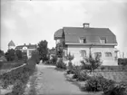 Nordheim Nr. 2, Örebro norr
En och en halvvånings bostadshus, villa med brutet tak, balkong och glasad veranda, glasad förstebro. 
Verkmästare H. Henke